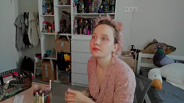 School Love online show from 02-18-26, 07:06