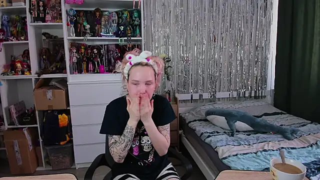 School Love online show from 03-29-26, 07:10