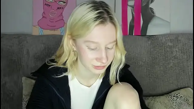 Snapshot of EnigmaSee chatting on 11-28-25, 09:20 EnigmaSee online show from 11-28-25, 09:20