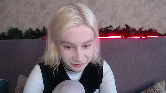 Snapshot of EnigmaSee chatting on 02-06-26, 02:51 EnigmaSee online show from 02-06-26, 02:51