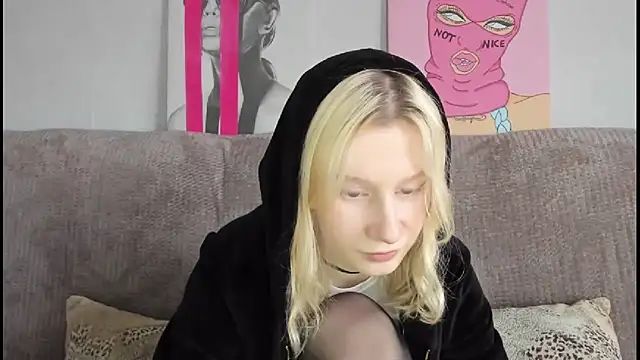 Snapshot of EnigmaSee chatting on 11-08-25, 02:26 EnigmaSee online show from 11-08-25, 02:26