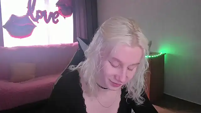 Snapshot of EnigmaSee chatting on 05-05-26, 02:25 EnigmaSee online show from 05-05-26, 02:25