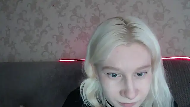 Snapshot of EnigmaSee chatting on 05-06-26, 10:08 EnigmaSee online show from 05-06-26, 10:08