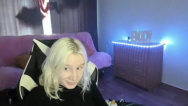 Snapshot of EnigmaSee chatting on 05-18-26, 05:23 EnigmaSee online show from 05-18-26, 05:23