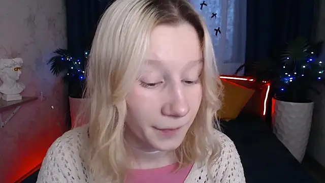 Snapshot of EnigmaSee chatting on 12-17-25, 09:03 EnigmaSee online show from 12-17-25, 09:03