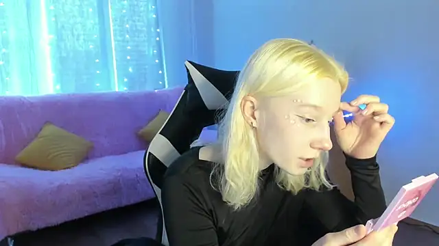 Snapshot of EnigmaSee chatting on 01-08-26, 09:04 EnigmaSee online show from 01-08-26, 09:04