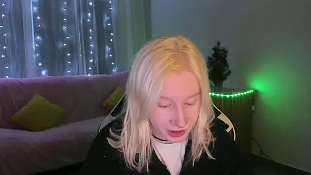 Snapshot of EnigmaSee chatting on 01-07-26, 02:27 EnigmaSee online show from 01-07-26, 02:27