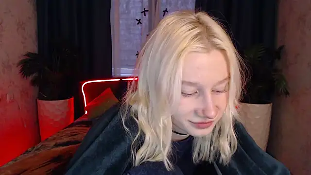 Snapshot of EnigmaSee chatting on 02-08-26, 02:09 EnigmaSee online show from 02-08-26, 02:09