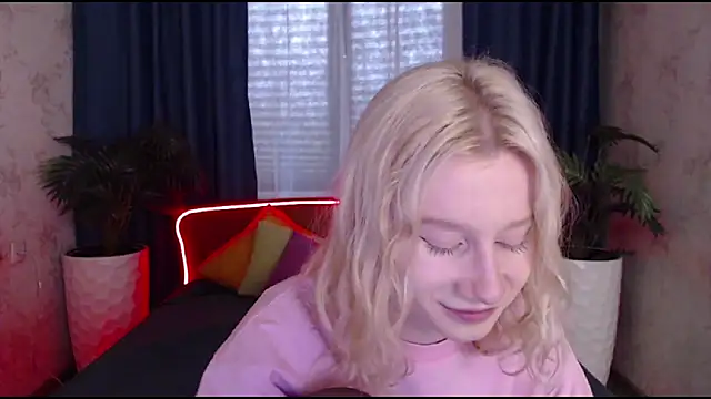 Snapshot of EnigmaSee chatting on 10-05-25, 01:51 EnigmaSee online show from 10-05-25, 01:51