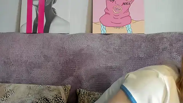 Snapshot of EnigmaSee chatting on 09-10-25, 08:24 EnigmaSee online show from 09-10-25, 08:24