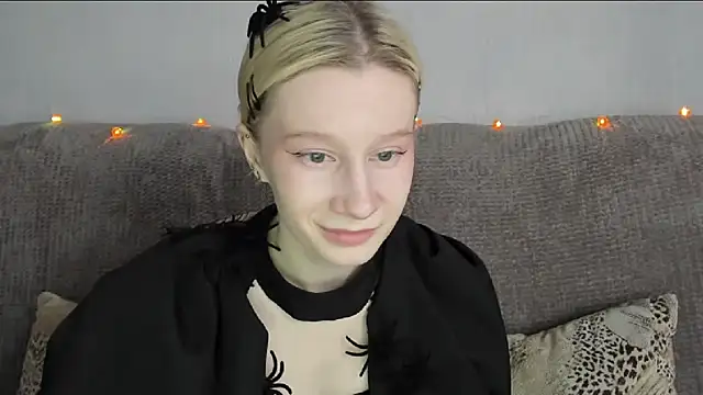 Snapshot of EnigmaSee chatting on 11-02-25, 05:45 EnigmaSee online show from 11-02-25, 05:45