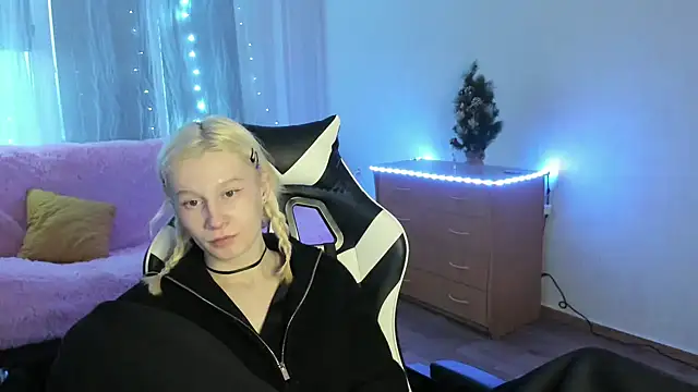 Snapshot of EnigmaSee chatting on 01-16-26, 02:15 EnigmaSee online show from 01-16-26, 02:15