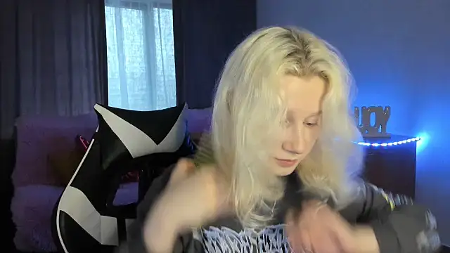 Snapshot of EnigmaSee chatting on 05-31-26, 01:55 EnigmaSee online show from 05-31-26, 01:55