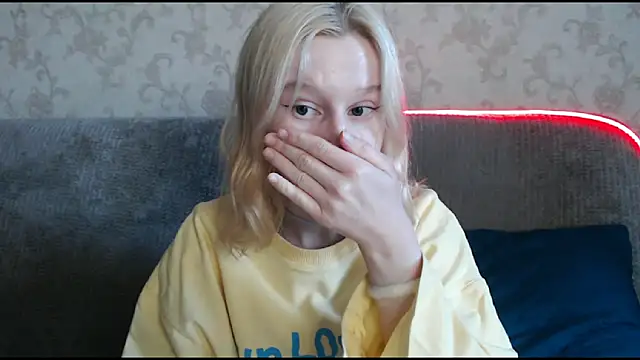 Snapshot of EnigmaSee chatting on 10-03-25, 08:27 EnigmaSee online show from 10-03-25, 08:27