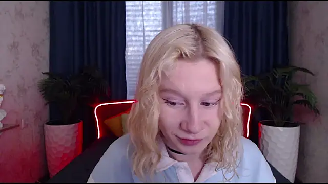 Snapshot of EnigmaSee chatting on 10-09-25, 01:50 EnigmaSee online show from 10-09-25, 01:50