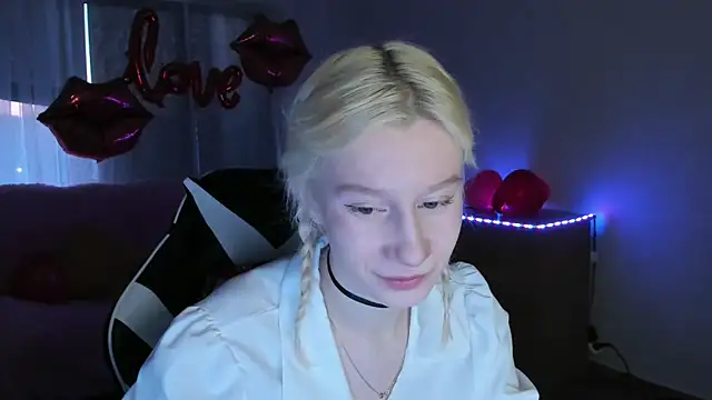 Snapshot of EnigmaSee chatting on 02-14-26, 01:28 EnigmaSee online show from 02-14-26, 01:28