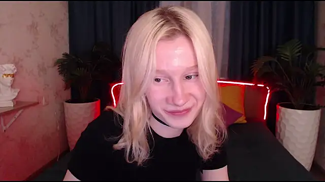 Snapshot of EnigmaSee chatting on 10-28-25, 10:47 EnigmaSee online show from 10-28-25, 10:47