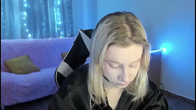 Snapshot of EnigmaSee chatting on 12-21-25, 01:08 EnigmaSee online show from 12-21-25, 01:08