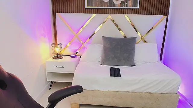 Emelie Ch1 online show from 04-10-26, 07:37