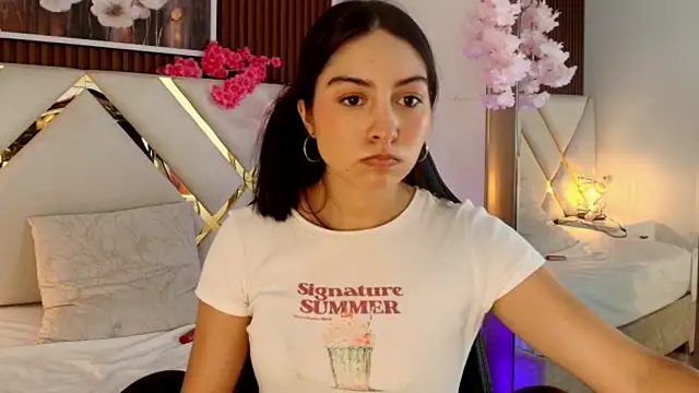 Snapshot of Emelie_Ch1 chatting on 06-18-26, 05:50 Emelie Ch1 online show from 06-18-26, 05:50