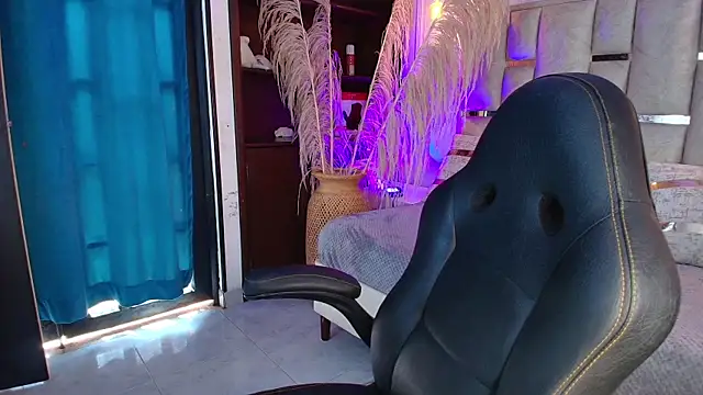 Snapshot of Emelie_Ch1 chatting on 03-16-25, 03:50 Emelie Ch1 online show from 03-16-25, 03:50