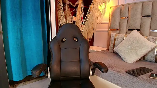 Snapshot of Emelie_Ch1 chatting on 03-16-25, 01:28 Emelie Ch1 online show from 03-16-25, 01:28