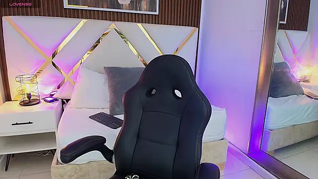 Emelie Ch1 online show from 04-09-26, 07:03