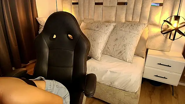 Snapshot of Emelie_Ch1 chatting on 10-28-25, 11:36 Emelie Ch1 online show from 10-28-25, 11:36