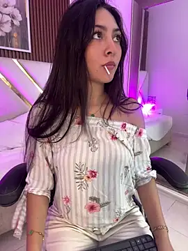 Snapshot of Emelie_Ch1 chatting on 05-27-26, 11:17 Emelie Ch1 online show from 05-27-26, 11:17