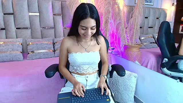 Snapshot of Emelie_Ch1 chatting on 02-22-25, 05:02 Emelie Ch1 online show from 02-22-25, 05:02