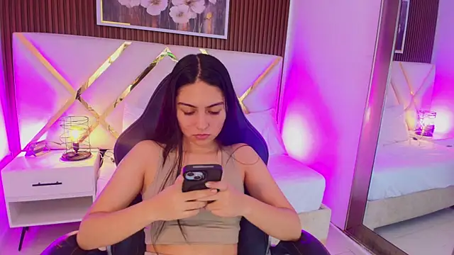 Snapshot of Emelie_Ch1 chatting on 06-04-26, 03:00 Emelie Ch1 online show from 06-04-26, 03:00