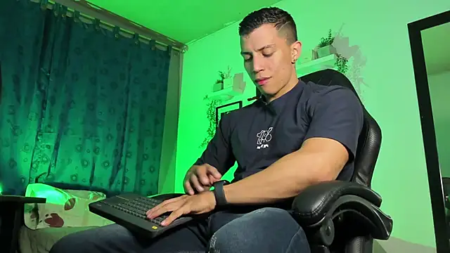 Snapshot of ThomsEvery_ chatting on 10-16-25, 01:03 ThomsEvery  online show from 10-16-25, 01:03