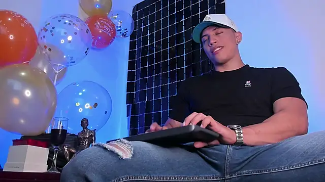 Snapshot of ThomsEvery_ chatting on 03-22-25, 01:00 ThomsEvery  online show from 03-22-25, 01:00