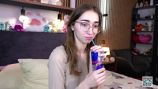 PollyBeev online show from 11-18-25, 07:33