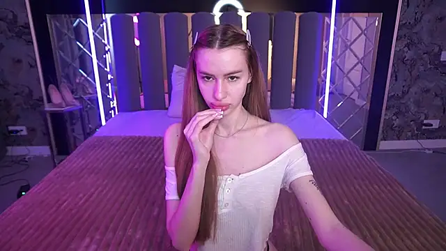 Snapshot of Snow_WhiteeeX chatting on 05-16-26, 05:28 Snow WhiteeeX online show from 05-16-26, 05:28