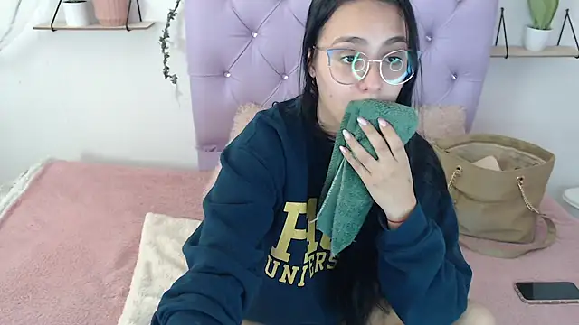 Snapshot of Freyja_01 chatting on 09-18-25, 09:29 Freyja 01 online show from 09-18-25, 09:29