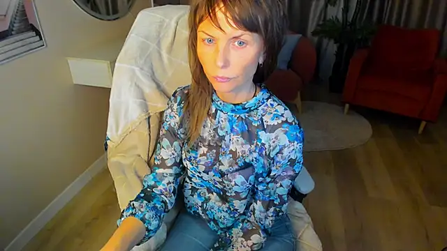 Snapshot of Elizabe_th chatting on 02-06-25, 10:21 Elizabe th online show from 02-06-25, 10:21