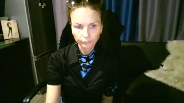Snapshot of Elizabe_th chatting on 10-15-25, 05:43 Elizabe th online show from 10-15-25, 05:43