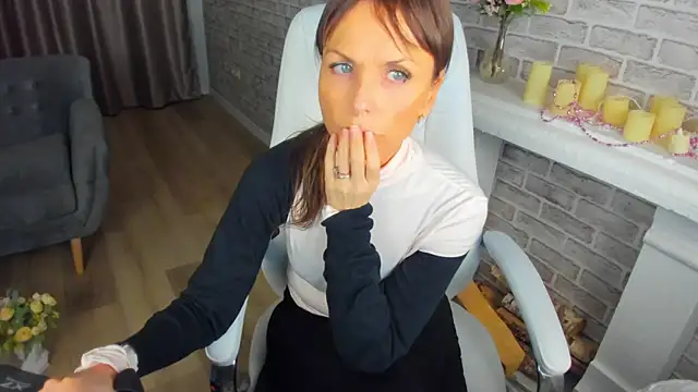 Snapshot of Elizabe_th chatting on 02-14-25, 01:34 Elizabe th online show from 02-14-25, 01:34