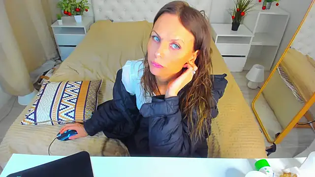 Snapshot of Elizabe_th chatting on 12-15-24, 04:51 Elizabe th online show from 12-15-24, 04:51