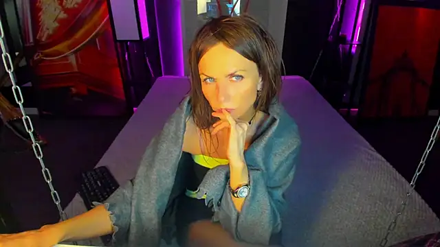 Snapshot of Elizabe_th chatting on 03-10-25, 10:07 Elizabe th online show from 03-10-25, 10:07