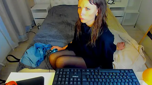 Snapshot of Elizabe_th chatting on 01-22-25, 12:48 Elizabe th online show from 01-22-25, 12:48