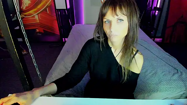 Snapshot of Elizabe_th chatting on 02-02-25, 12:19 Elizabe th online show from 02-02-25, 12:19