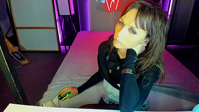 Snapshot of Elizabe_th chatting on 02-18-25, 04:25 Elizabe th online show from 02-18-25, 04:25