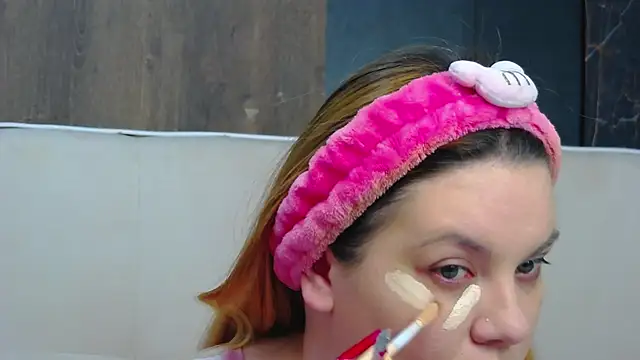 MelanieBrownn online show from 12-17-25, 06:40