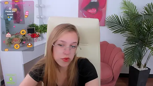 LayriantaVee online show from 09-23-25, 06:42