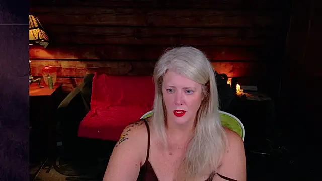 Snapshot of AliceHarlot chatting on 10-28-25, 03:29 AliceHarlot online show from 10-28-25, 03:29