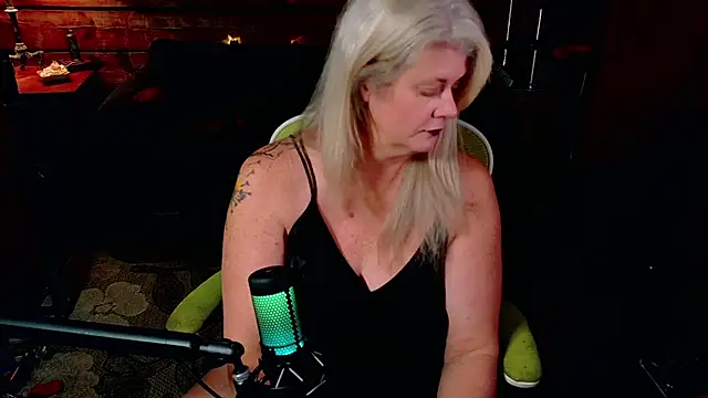 Snapshot of AliceHarlot chatting on 12-17-25, 05:23 AliceHarlot online show from 12-17-25, 05:23