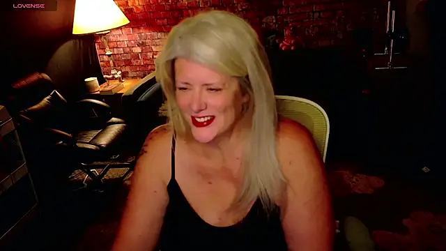 Snapshot of AliceHarlot chatting on 02-24-26, 03:29 AliceHarlot online show from 02-24-26, 03:29