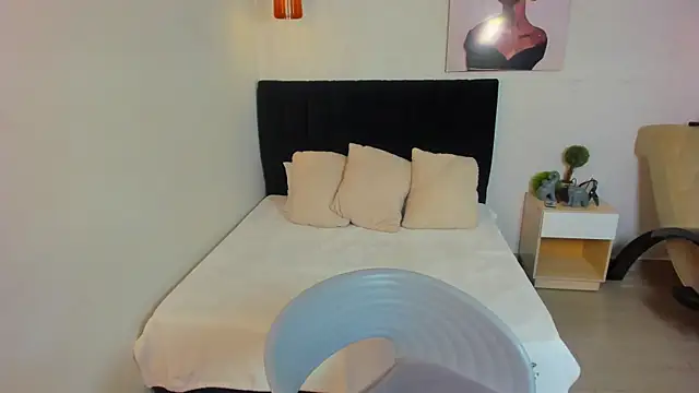 Scarlett  bell online show from 10-10-25, 01:34